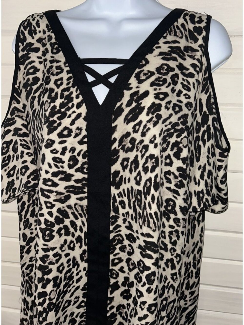 Chicos Sz 1 (MEDIUM) Leopard Print Cold Shoulder Tunic Pullover S/S EUC
